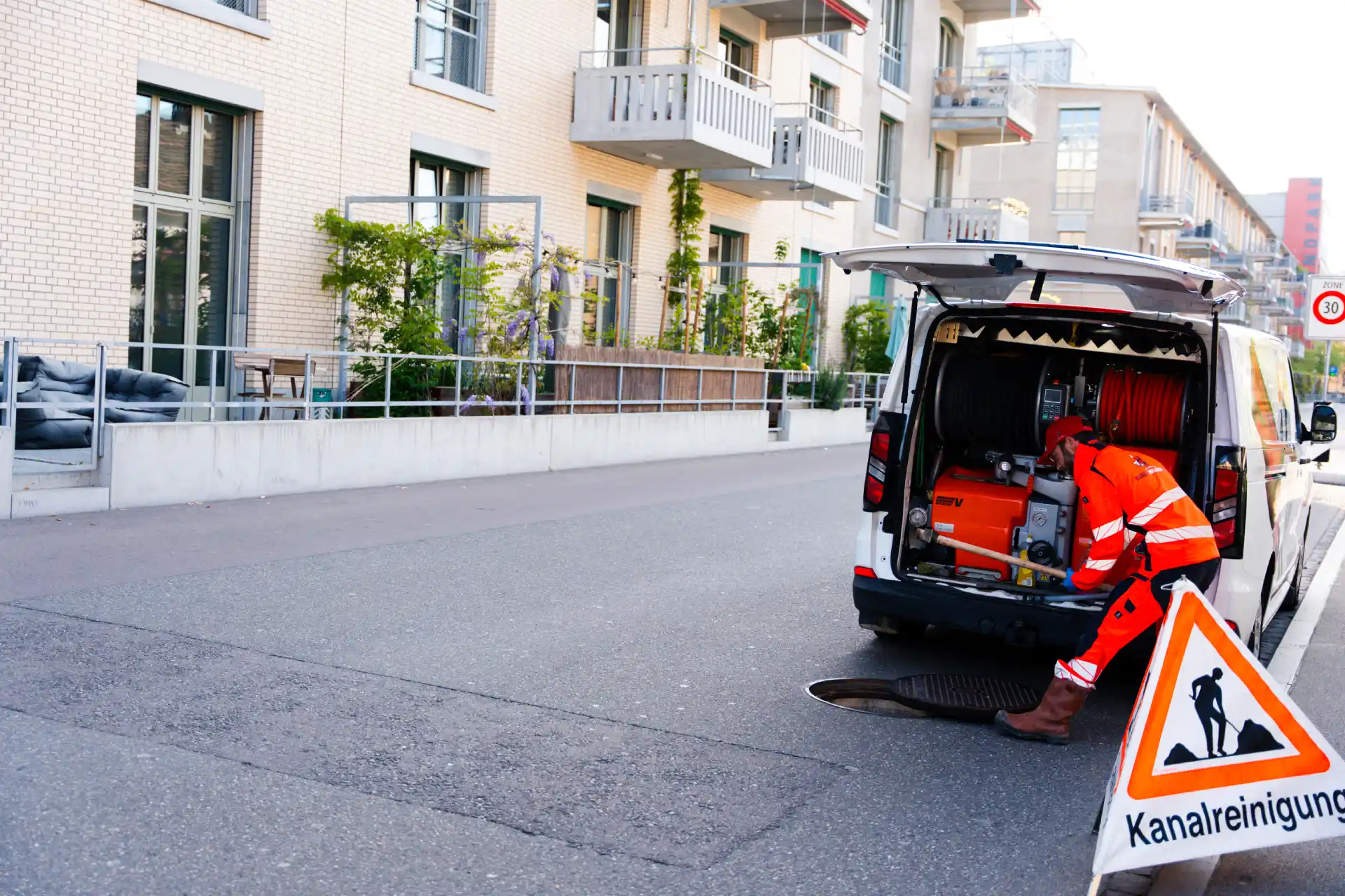 Kanalhelden AG bei der professionellen Kanalreinigung in Winterthur bei einem Mehrfamilienhaus vor Ort