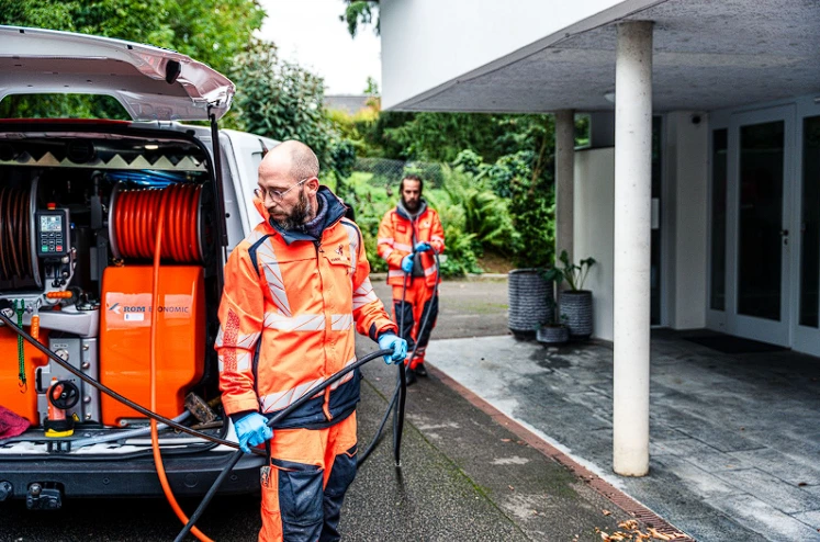 Abfluss verstopft: Hausmittel und Profi-Tipps bei Rohrverstopfungen.